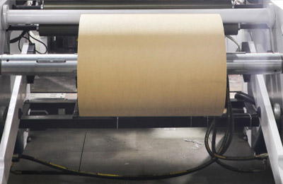 方底纸袋机：采用液压放卷系统，通过液压送料方式，配备便捷的气胀轴，实现自动快速送料。