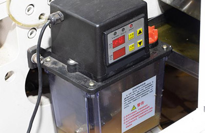 方底纸袋机：油泵可自动为机器的齿轮和链条添加润滑油，确保齿轮和链条稳定运行，并延长机器的使用寿命。