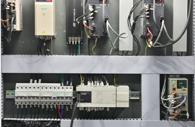 方底纸袋机：采用日本原装三菱PC控制系统，并集成光纤技术，确保高速运行。