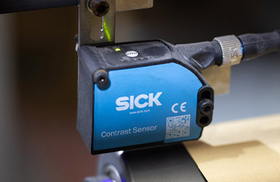 方底纸袋机：原材料装卸采用电机和液压升降结构，放卷采用自动恒张力控制。