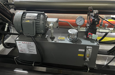 方底纸袋机：采用日本原装三菱伺服电机和德国原装SICK光电眼纠偏系统，可精准追踪印刷纸袋。