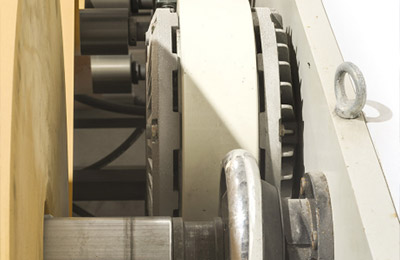 方底纸袋机：纸张张力控制采用磁粉制动器，使纸张送料更加稳定。