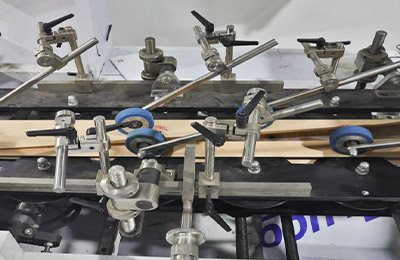 方底纸袋机：纸管成型部分采用一体式轮式成型调节结构，操作更简单、方便、快捷、稳定。