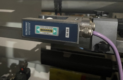 方底纸袋机：原材料纠偏功能可减少纸卷对齐调整时间，并实现自动恒张力控制。