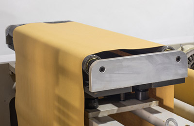 方底纸袋机：原材料纠偏功能可减少纸卷对齐调整时间，并实现自动恒张力控制。